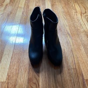 House of Harlow black booties
